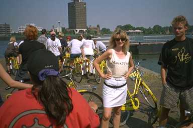 Unser YellowBike-Fuehrer (schwarzes TShirt, rechts)