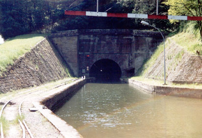 Boots-Tunnel näher aufgenommen.