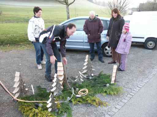 Die Honiglieferanten Markus, Doris und die Jesica, beim bewundern der Holztannen von Urs.