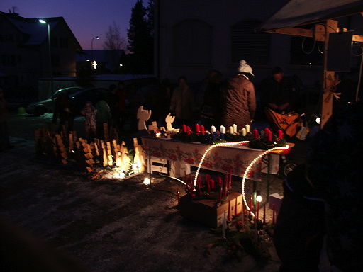 Weihnachtliche Beleuchtung an den anderen Tischen